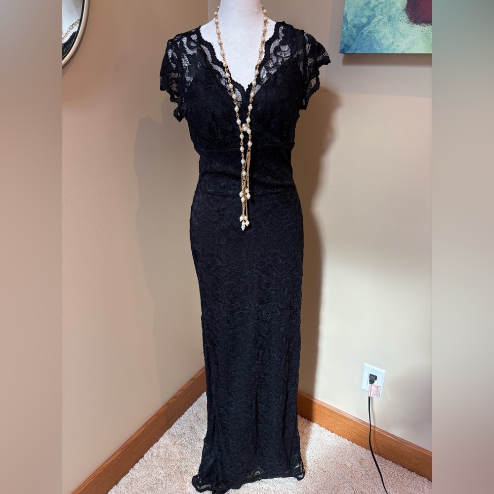 Marina Lace Black Gown Cap Sleeves Size 8 Stretch Hug Stunning!